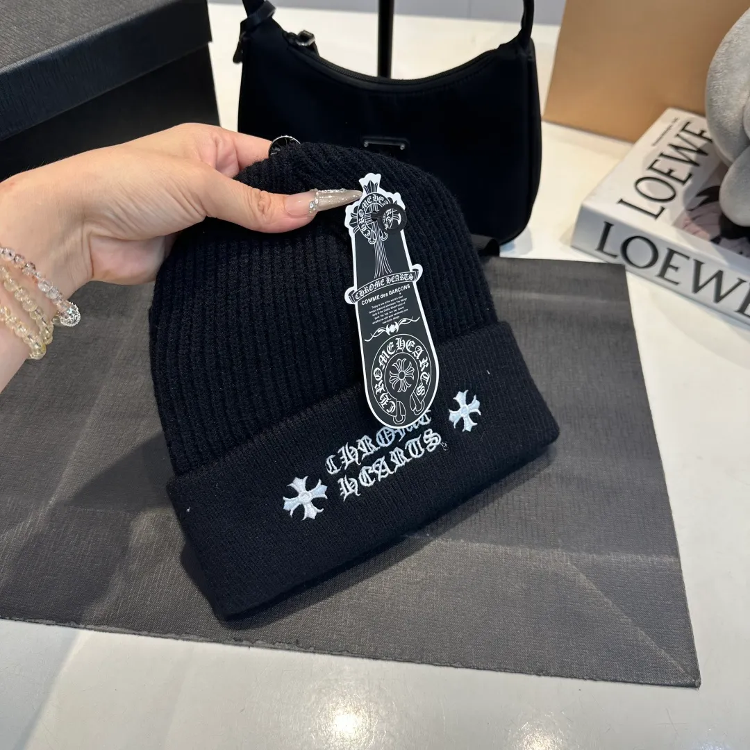 P46 Crow Heart Autumn and Winter Wool Knitted Beanie This must be a favorite of minimalism. It is clean, neat, fashionable and versatile, and will definitely not be picky about your face shape! A fashionable classic that lasts forever! Fashionable black and white can be purchased together!